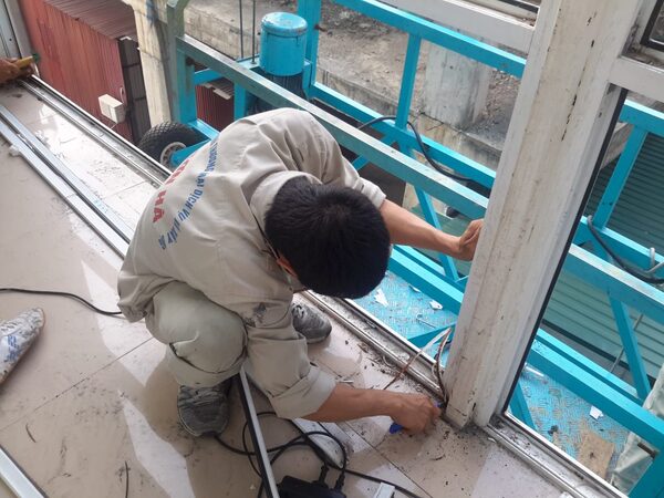 Thay kính vách ngăn vỡ tại quận Hoàng Mai