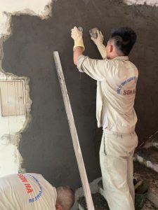 Sử dụng công cụ và vật liệu trong quy trình sơn bả tường