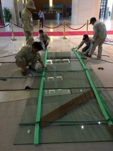 Thay kính vách ngăn vỡ tại quận Hoàng Mai